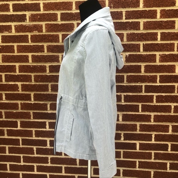 🆕 GAP Railroad Stripe Utility Jacket
Size XS 
Blue & White Stripes - Picture 3 of 6